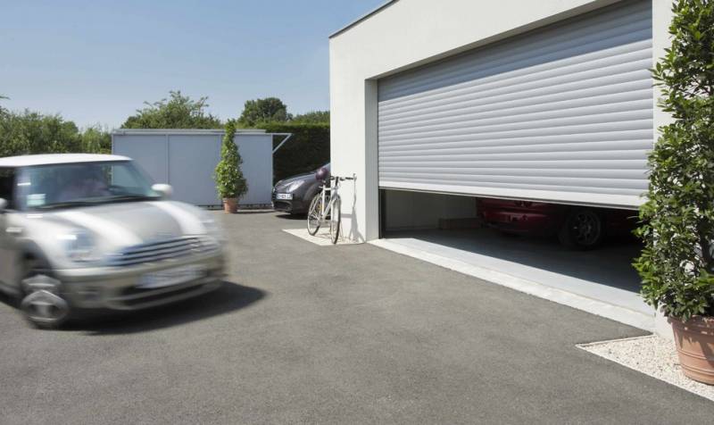 Porte de garage avec lames de volets roulant électrique